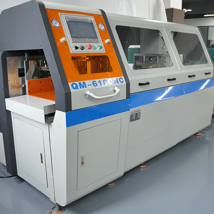 610無(wú)尾料分離式全自動(dòng)切鋁機(jī)帶防護(hù)罩主圖9.jpg