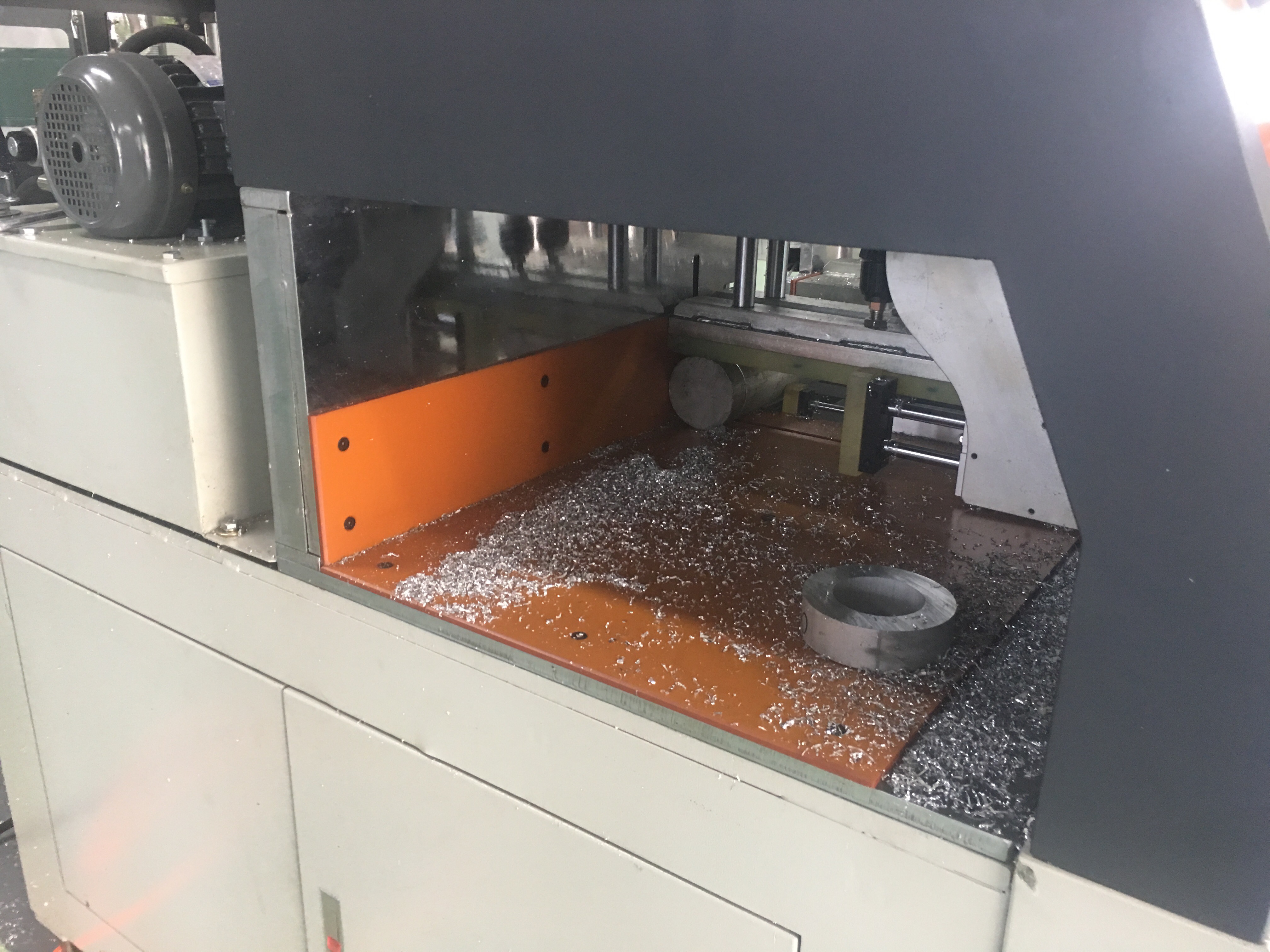 鋁鋸切機